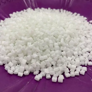Les granulés de plastique polypropylène s'agglutineront-ils après un stockage prolongé ?